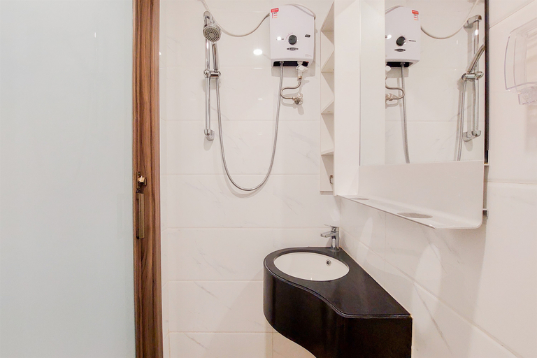 Bathroom 5, Simply and Nice  Studio at Sky House Alam Sutera Apartment By Travelio, Tangerang
