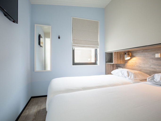 Bedroom 3, Great Lodge with Microwave Oven near Beach, Ameland