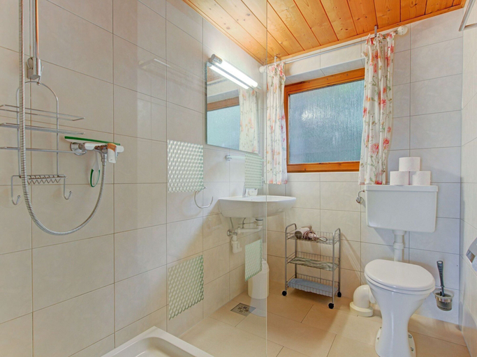 Bathroom 4, Chalet in Iselsberg Stronach With a View of the Dolomites, Lienz