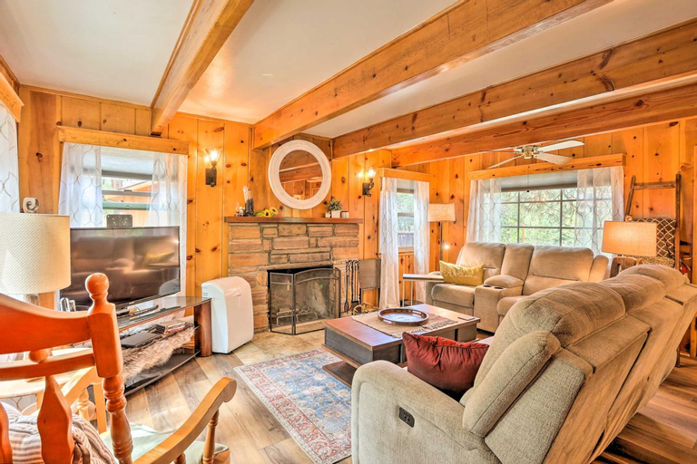 Others 4, Wrightwood Cabin with Cozy Interior!, San Bernardino