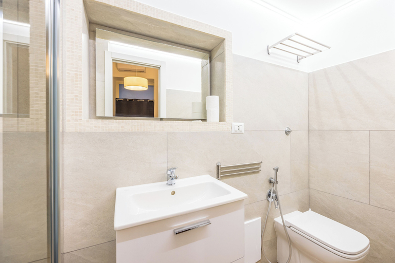 Bathroom 5, Lioy 25 by Napoliapartments, Napoli