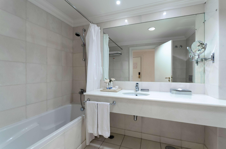 Bathroom 4, Olissippo Castelo, Lisbon
