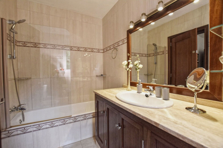 Bathroom 2, Alaior Villa With Private Pool, Baleares