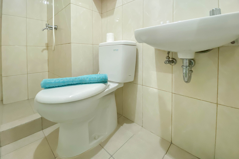 Bathroom 5, Restful and Tidy 2BR Apartment Springlake Summarecon Bekasi By Travelio, Bekasi