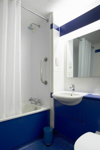Bathroom, Travelodge Ashbourne, Staffordshire