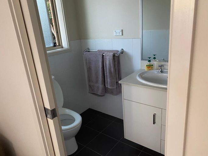 Bathroom 2, Private room with ensuite and parking close to Wollongong CBD, Wollongong - Inner