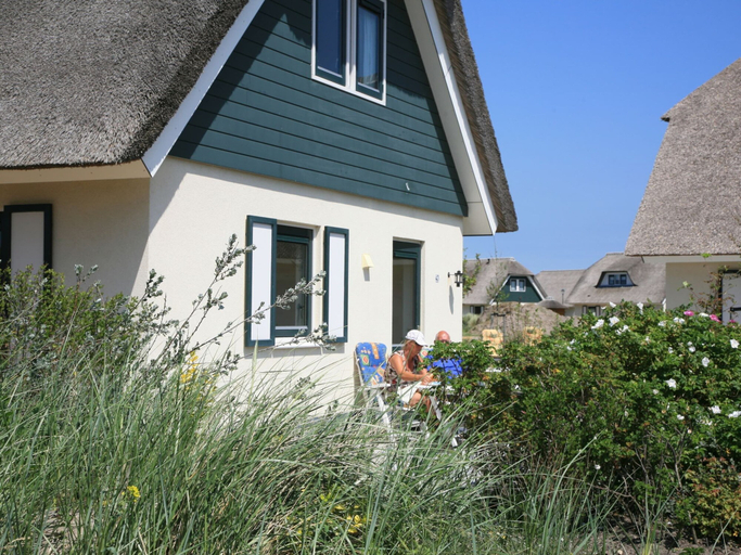 Exterior 3, Thatched, Attractive Villa in Julianadorp near Beach, Den Helder