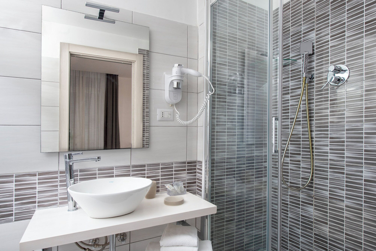 Bathroom 4, Hotel Assarotti, Genova