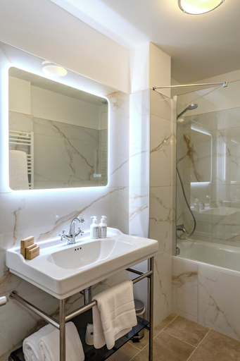 Bathroom 3, Hôtel de la Poste à Avallon, Bourgogne, Yonne