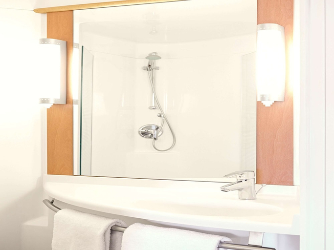 Bathroom 5, ibis Birmingham Airport - NEC, Solihull