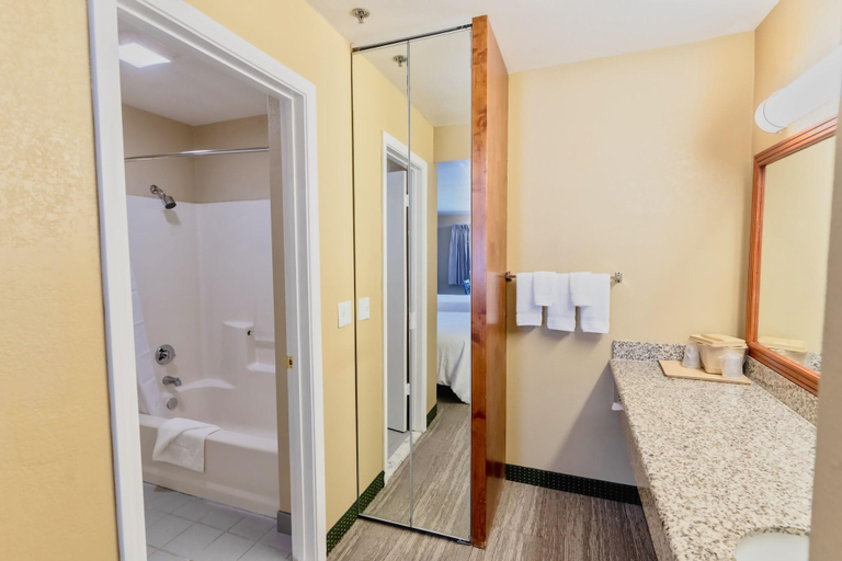 Bathroom 3, The Oakhurst Inn at Yosemite, Madera