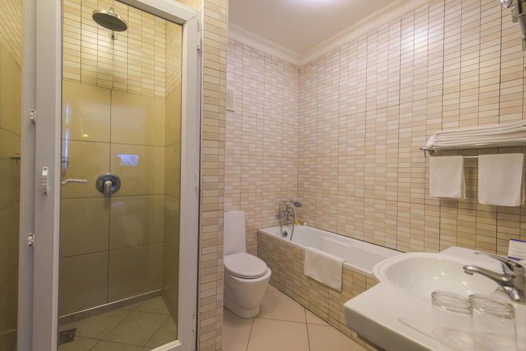 Bathroom 5, Protea Hotel by Marriott Dar es Salaam Courtyard, Ilala