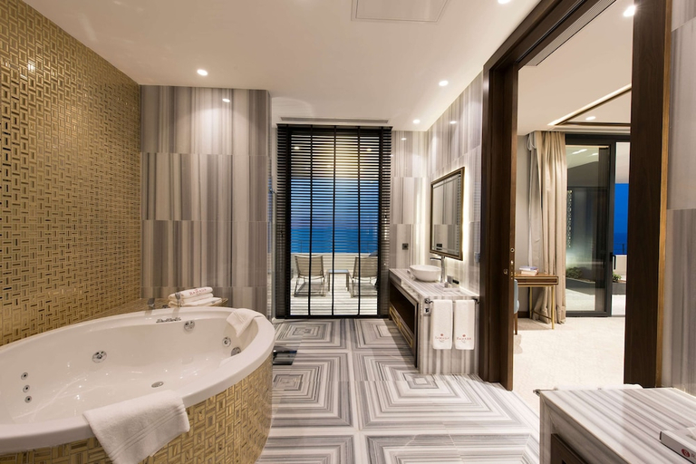 Bathroom 4, Ramada Plaza by Wyndham Trabzon, Merkez