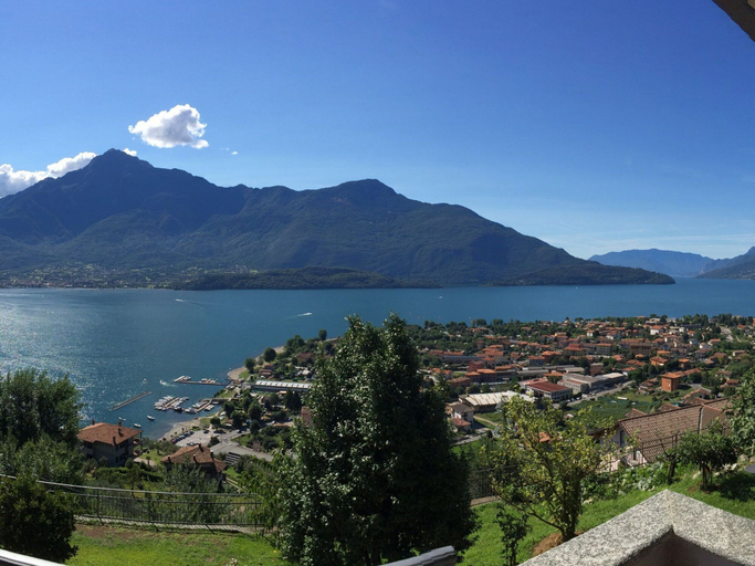 Others 5, Spacious Apartment in Vercana with Hot Tub, Como