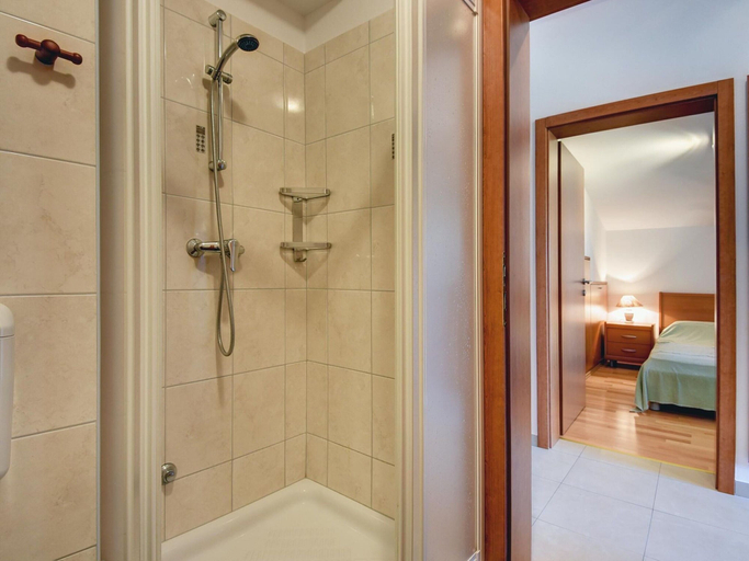 Bathroom, Peaceful Apartment in Pula With Swimming Pool, Ližnjan
