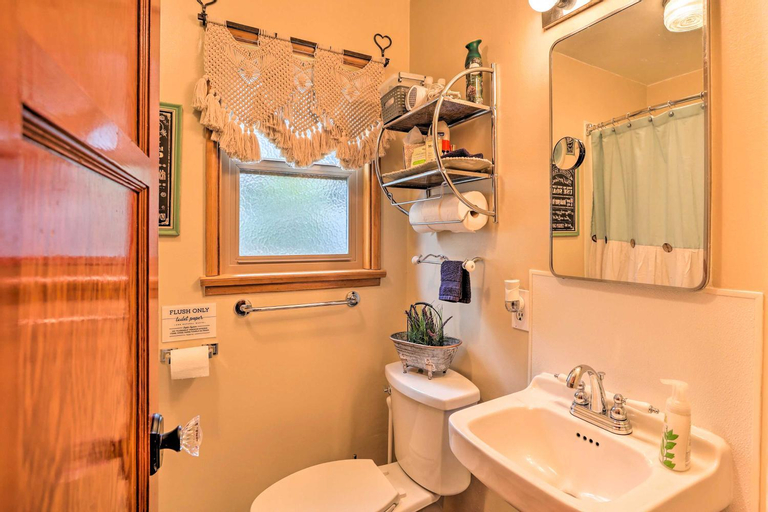 Bedroom 3, Wrightwood Cabin with Cozy Interior!, San Bernardino