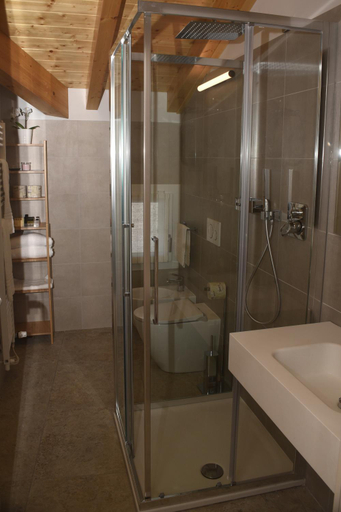 Bathroom 3, Casale al Foino, Varese