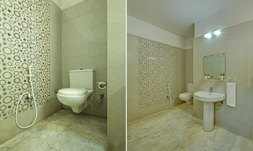 Bathroom 4, Itsy Hotels Swastika Inn Sector 26, Gautam Buddha Nagar