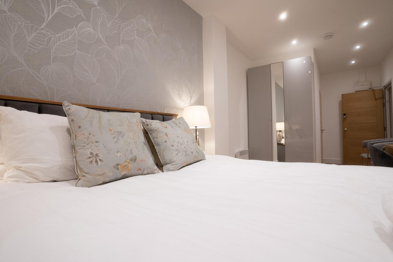 Bedroom 2, The Avonmore Olympia, London
