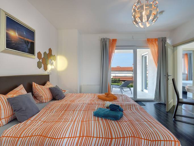 Bedroom 2, Modern Holiday Home in Novigrad With Pool, Novigrad