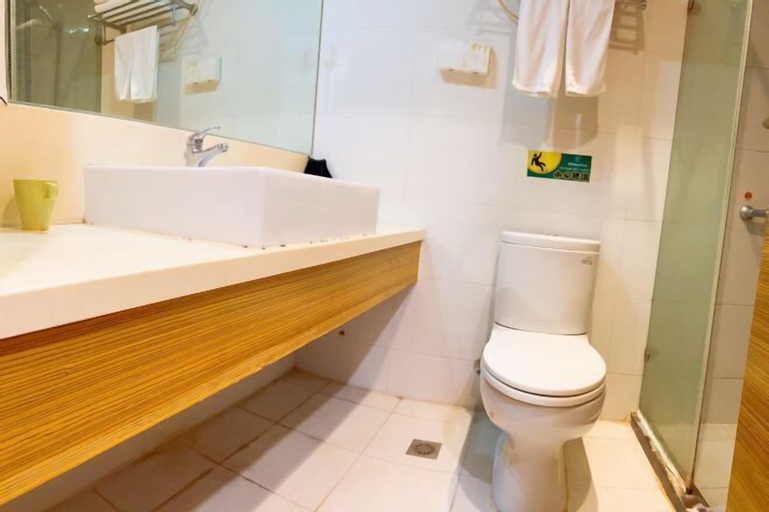 Bathroom 16