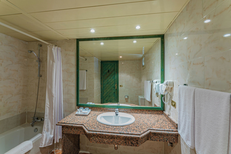 Bathroom 5, Arabia Azur Resort - All Inclusive, Al-Ghurdaqah