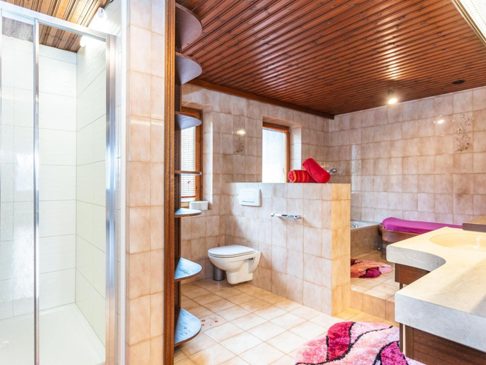 Bathroom 3, Great Group Holiday Home, Zell am See