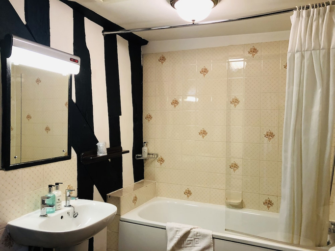 Bathroom 4, Brook Red Lion Hotel, Essex