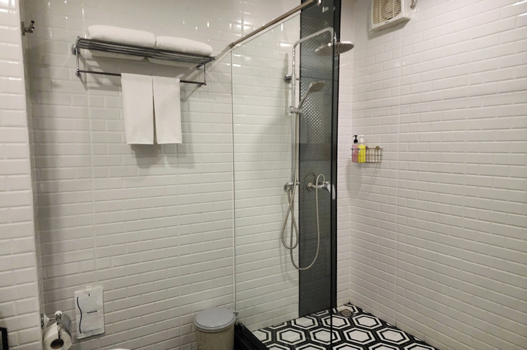 Bathroom 18