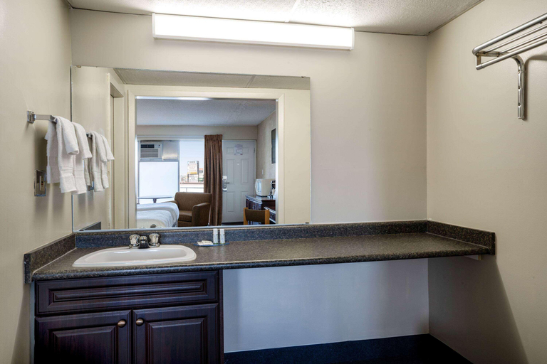 Bathroom 4, Thriftlodge by Wyndham Regina North, Division No. 6
