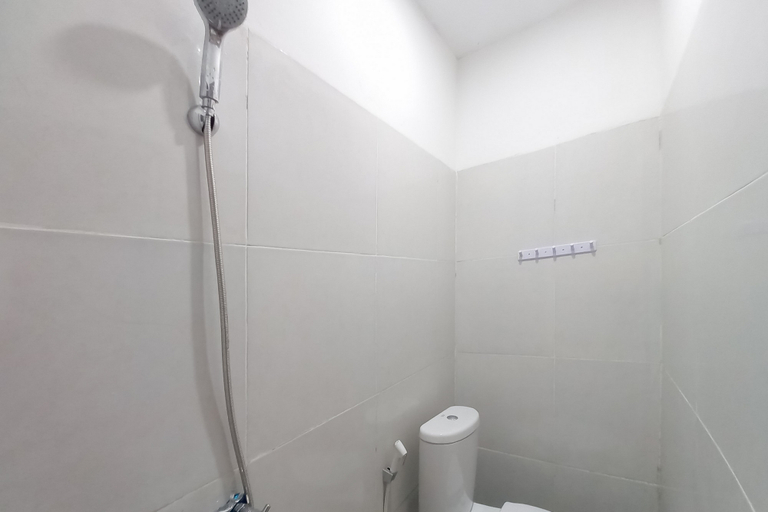 Bathroom 4, RedDoorz Syariah @ Sungai Pinang Muara Bungo, Bungo