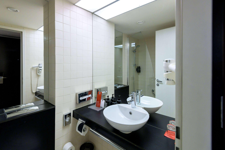 Bathroom 5, Ramada Plaza by Wyndham Bucharest Convention Cente, Municipiul Bucuresti