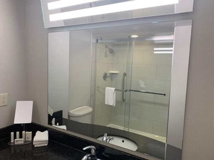 Bathroom, Courtyard By Marriott, Middlesex