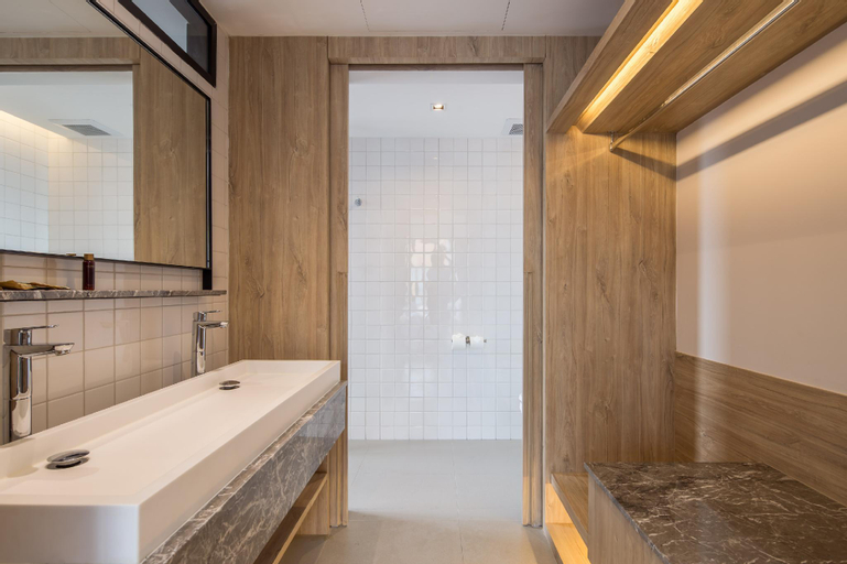Bathroom 10
