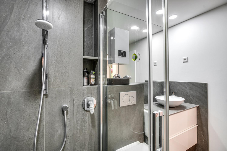 Bathroom 1, George Apartment, Düsseldorf