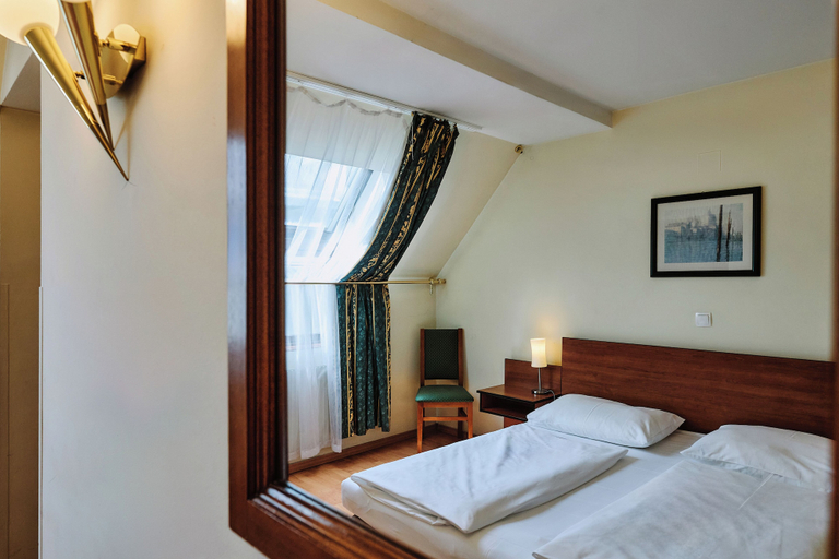Bedroom 3, Hotel Deutschmeister, Wien