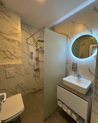 Bathroom 4, Hotel Real, Priština