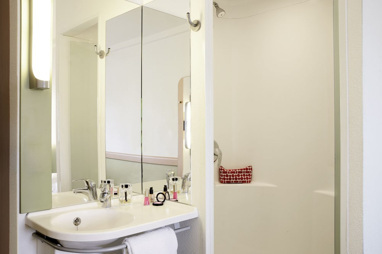 Bathroom 5, ibis budget Glasgow, Glasgow