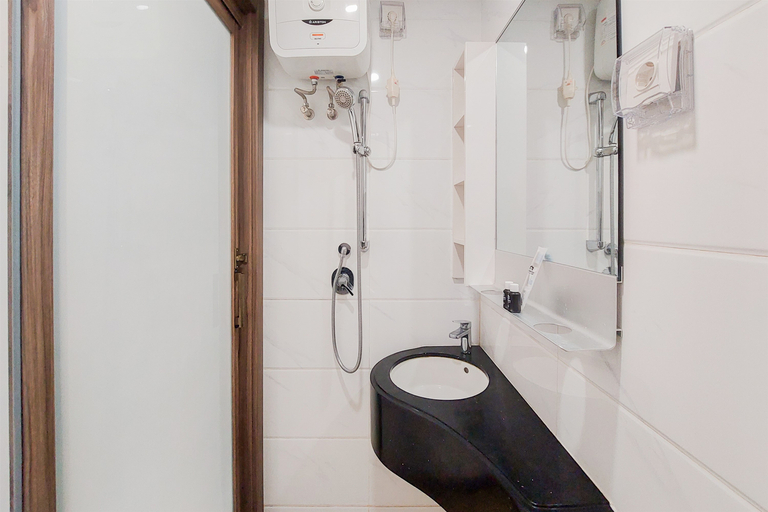 Bathroom 5, Comfort Stay Studio at Sky House BSD Apartment By Travelio, South Tangerang