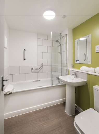 Bathroom 3, Ship and Castle Hotel, Cornwall