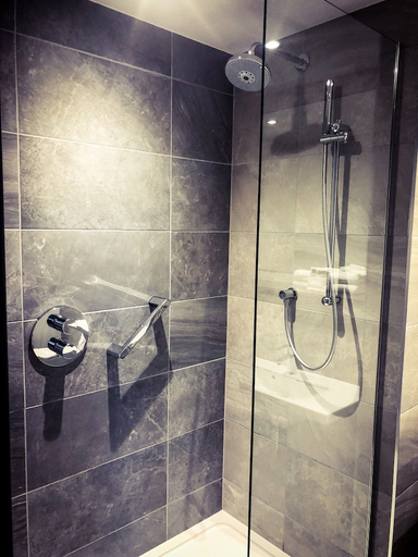 Bathroom 4, Maldron Hotel Belfast City, Belfast
