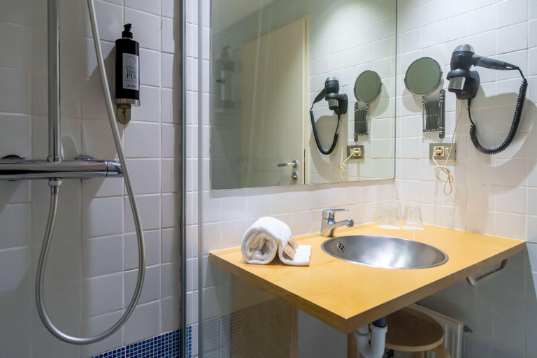 Bathroom 9