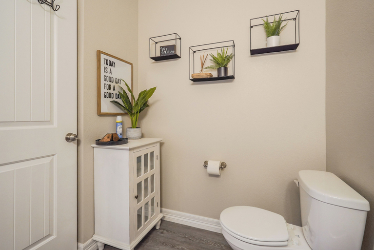 Bathroom 3, Mid-Brambleberry, El Paso