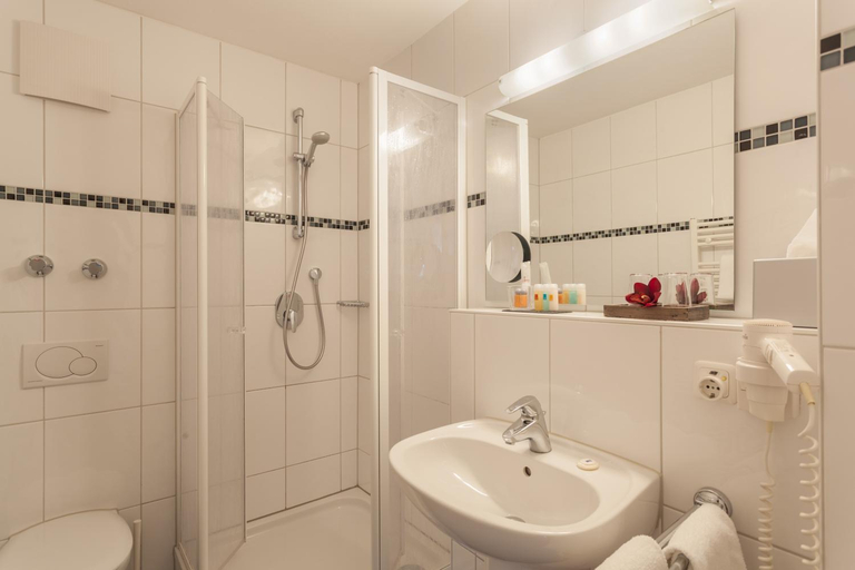 Bathroom 4, Hartungs Hoteldorf, Ostallgäu