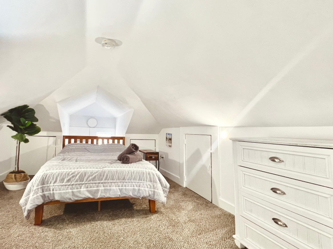 Entire Lovely 3 Bedroom, 2 Bathroom Apartment! 1 Block to the Beach and Boardwalk!, Cape May