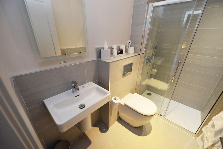 Bathroom 5, Glynhill Hotel, Renfrewshire