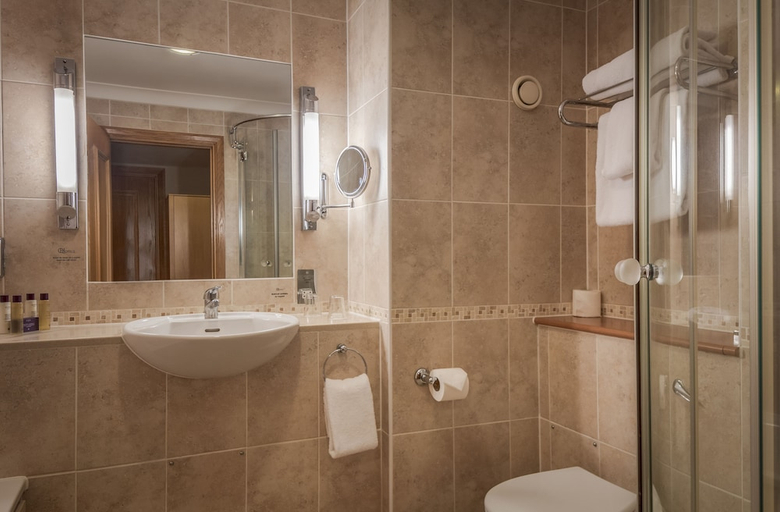 Bathroom 5, Hampshire Court Hotel & Spa, Hampshire