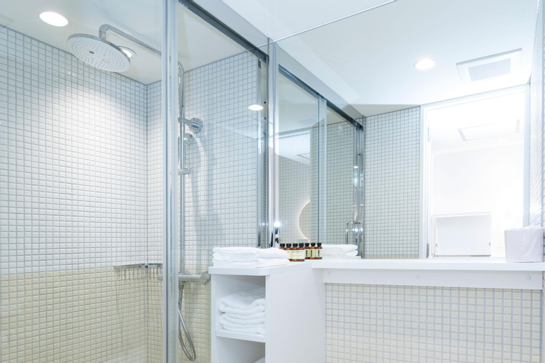 Bathroom 16