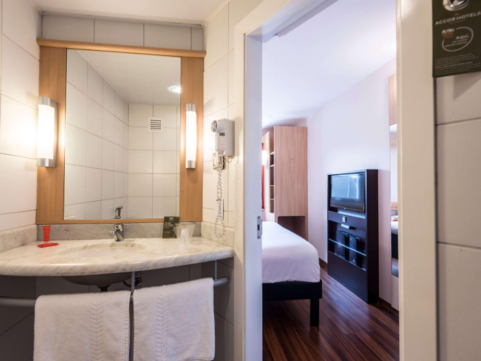 Bathroom 16