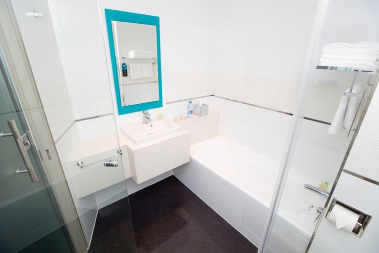 Bathroom 5, Southern Sun Cape Town Waterfront, City of Cape Town